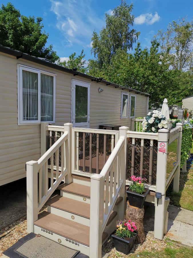 3 Bedroom Caravan With Hot Tub Tattershall Lakes ภายนอก รูปภาพ