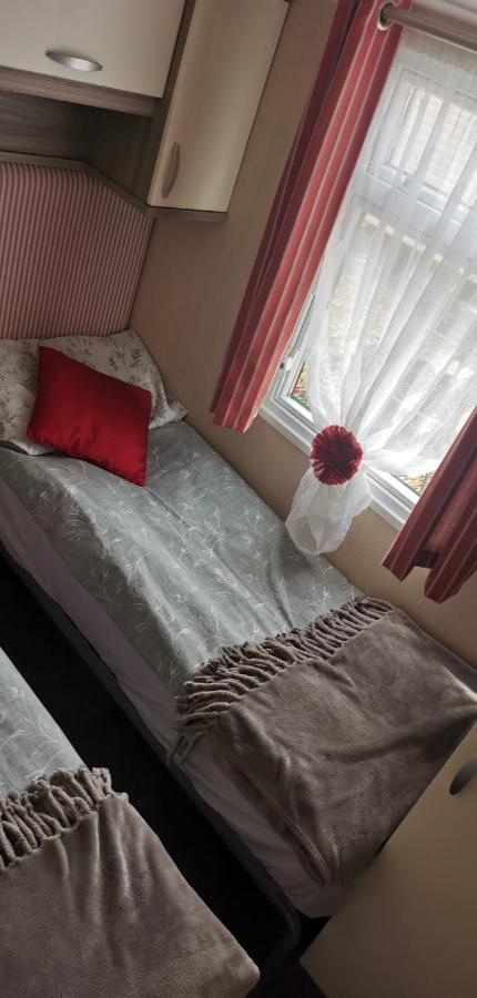 3 Bedroom Caravan With Hot Tub Tattershall Lakes ภายนอก รูปภาพ