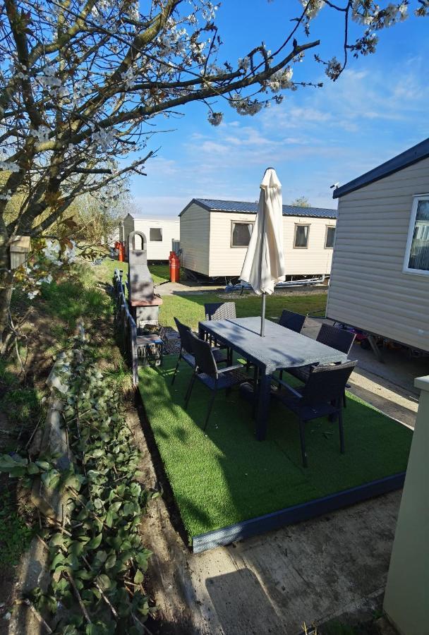 3 Bedroom Caravan With Hot Tub Tattershall Lakes ภายนอก รูปภาพ