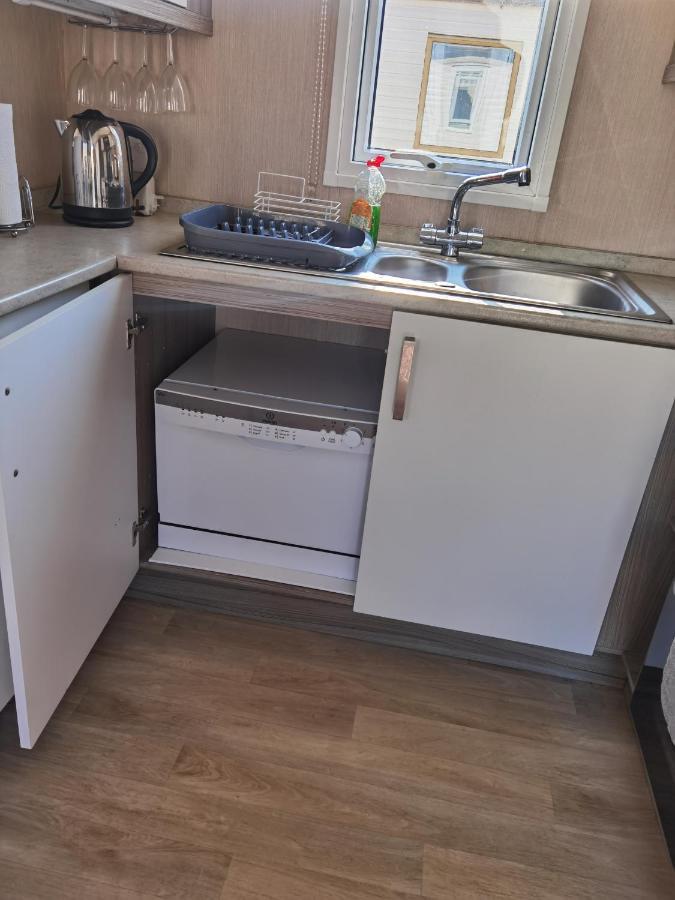 3 Bedroom Caravan With Hot Tub Tattershall Lakes ภายนอก รูปภาพ