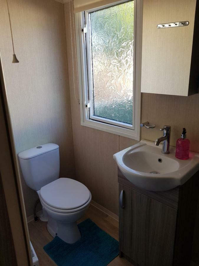 3 Bedroom Caravan With Hot Tub Tattershall Lakes ภายนอก รูปภาพ