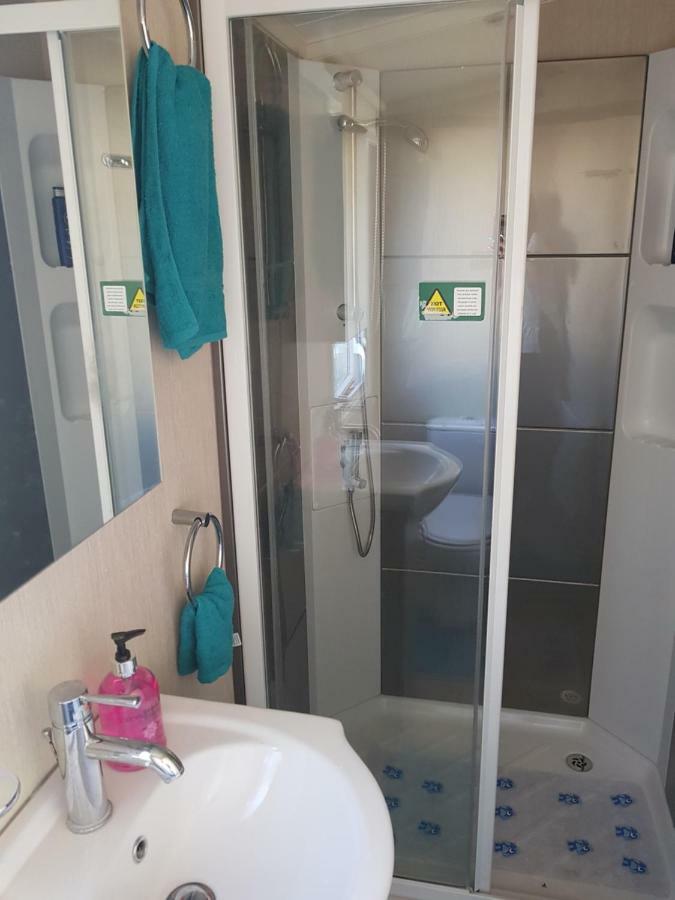 3 Bedroom Caravan With Hot Tub Tattershall Lakes ภายนอก รูปภาพ