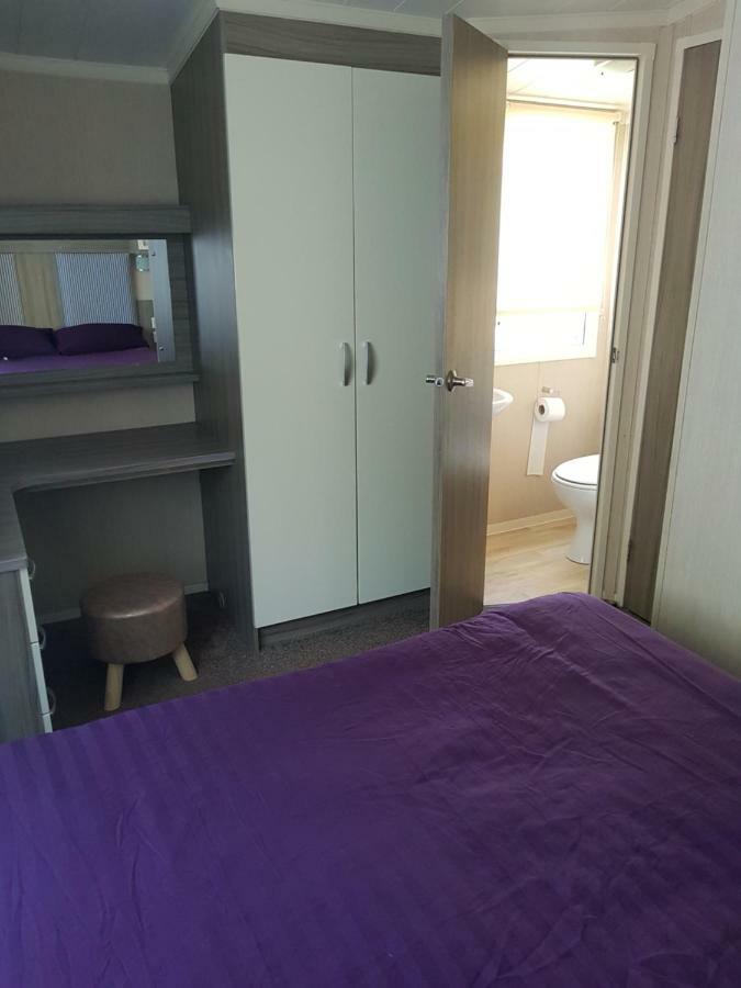 3 Bedroom Caravan With Hot Tub Tattershall Lakes ภายนอก รูปภาพ