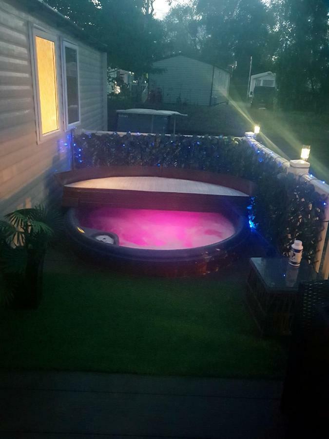 3 Bedroom Caravan With Hot Tub Tattershall Lakes ภายนอก รูปภาพ