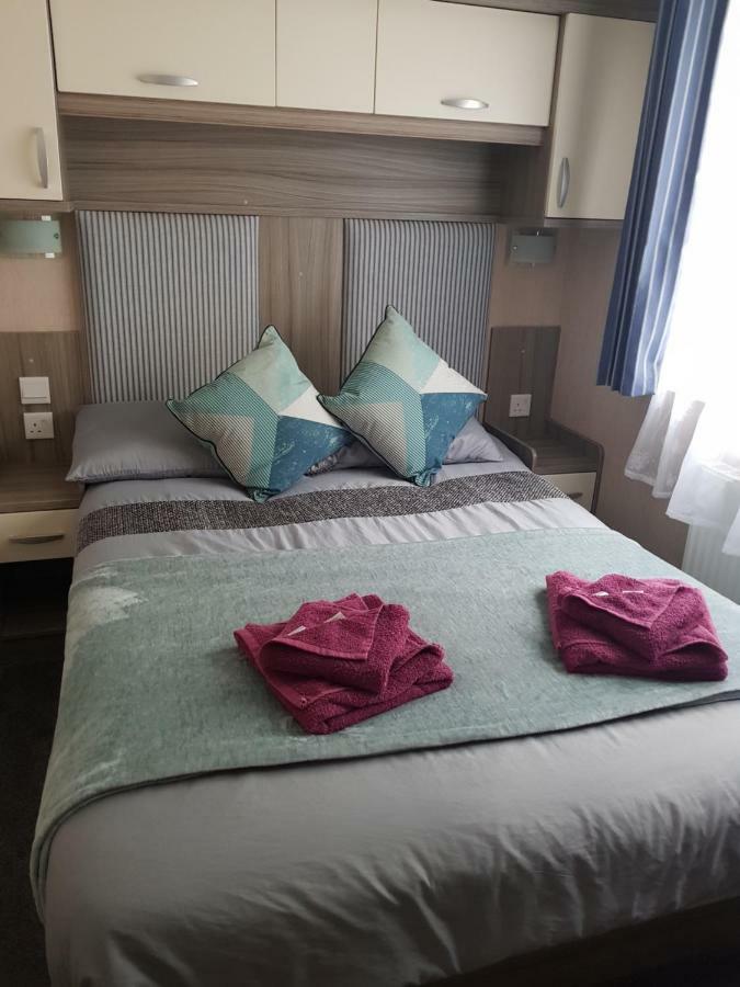 3 Bedroom Caravan With Hot Tub Tattershall Lakes ภายนอก รูปภาพ