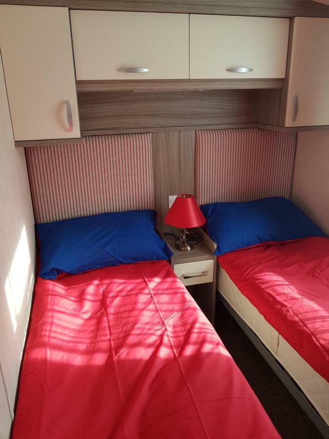 3 Bedroom Caravan With Hot Tub Tattershall Lakes ภายนอก รูปภาพ