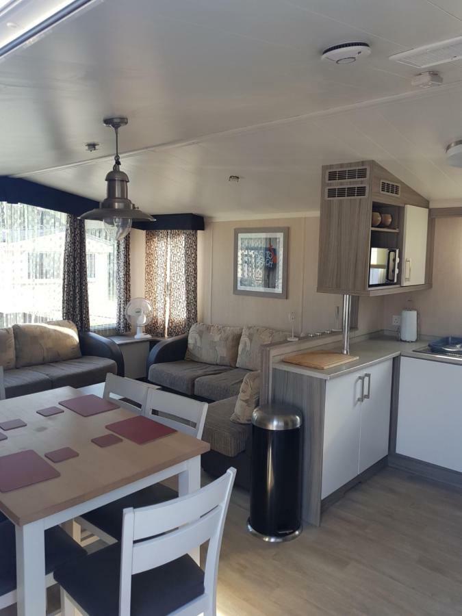 3 Bedroom Caravan With Hot Tub Tattershall Lakes ภายนอก รูปภาพ
